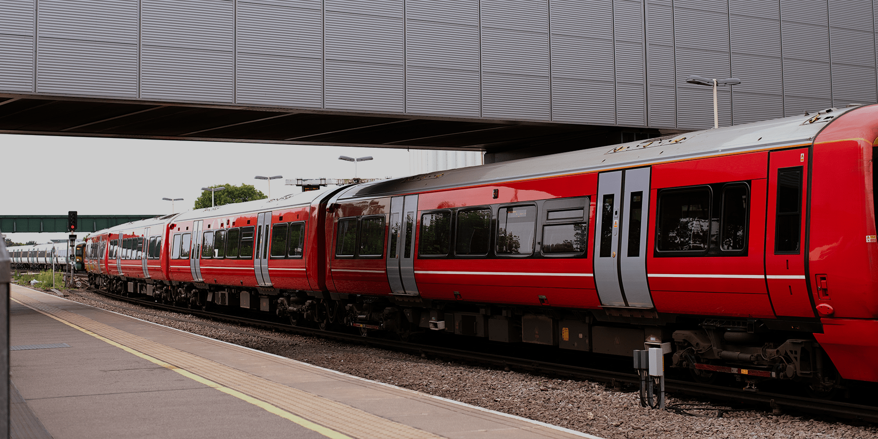 Red train 1-min
